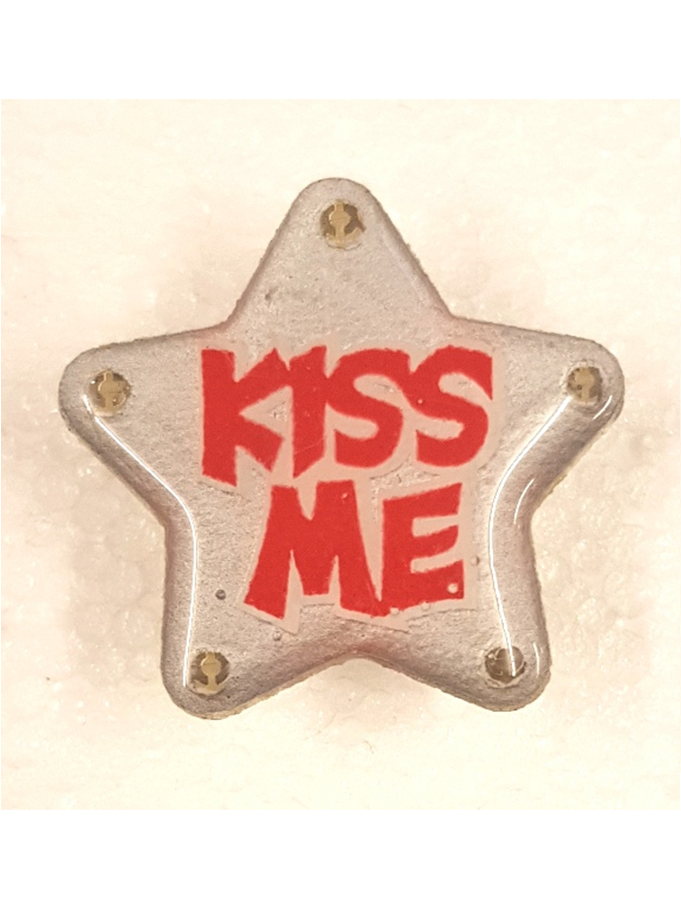 Flashing Star Badge - Kiss Me 
